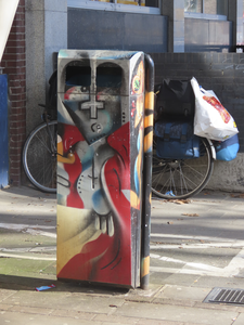 901474 Afbeelding van een beschilderde afvalbak bij de ingang van het Winkelcentrum Hoog Catharijne aan het ...